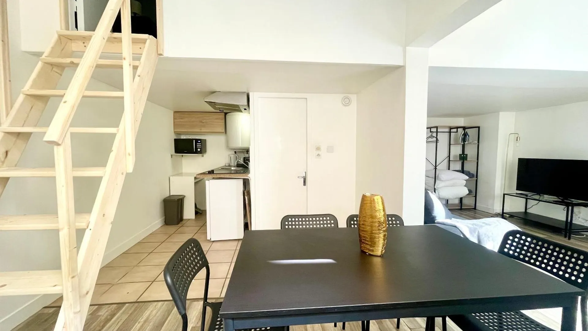 Homely & Charming Parisian Duplex - Near Marais Apartment *