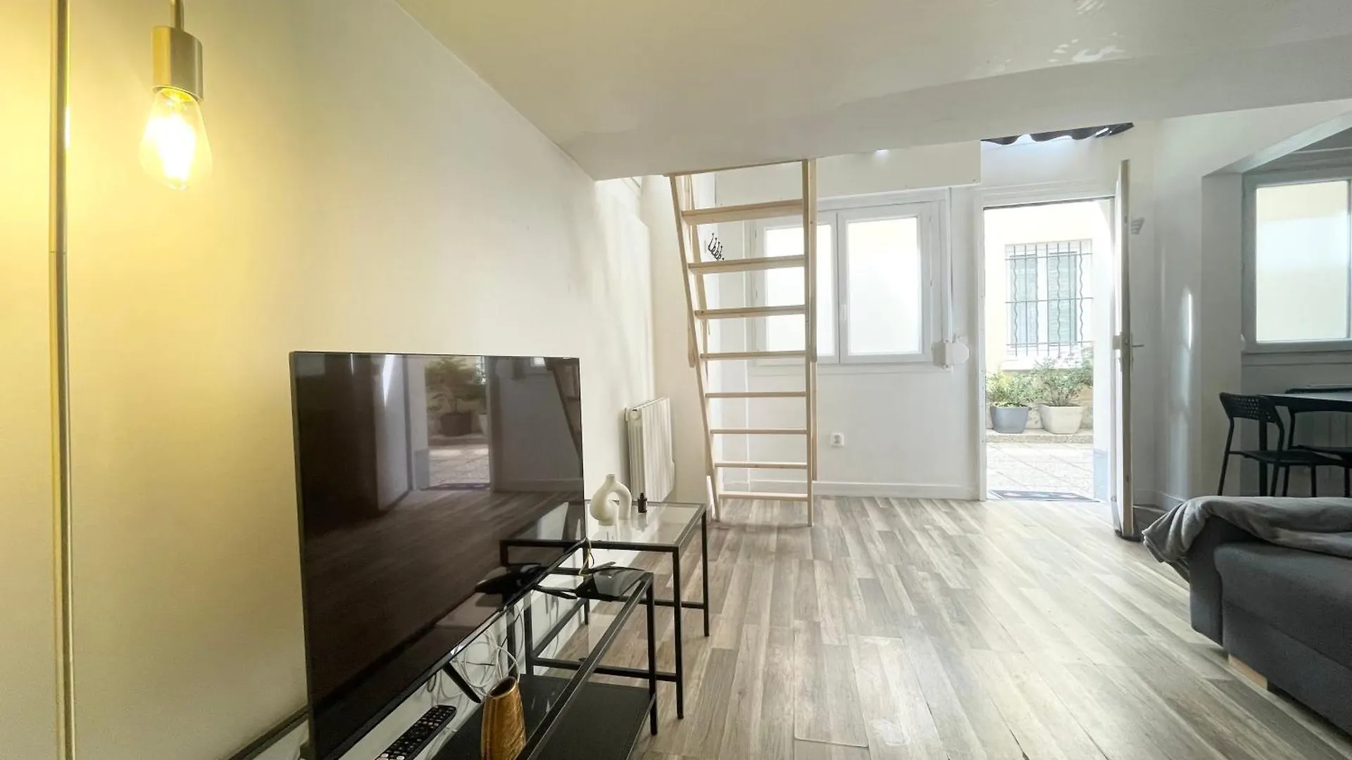Homely & Charming Parisian Duplex - Near Marais Apartment *