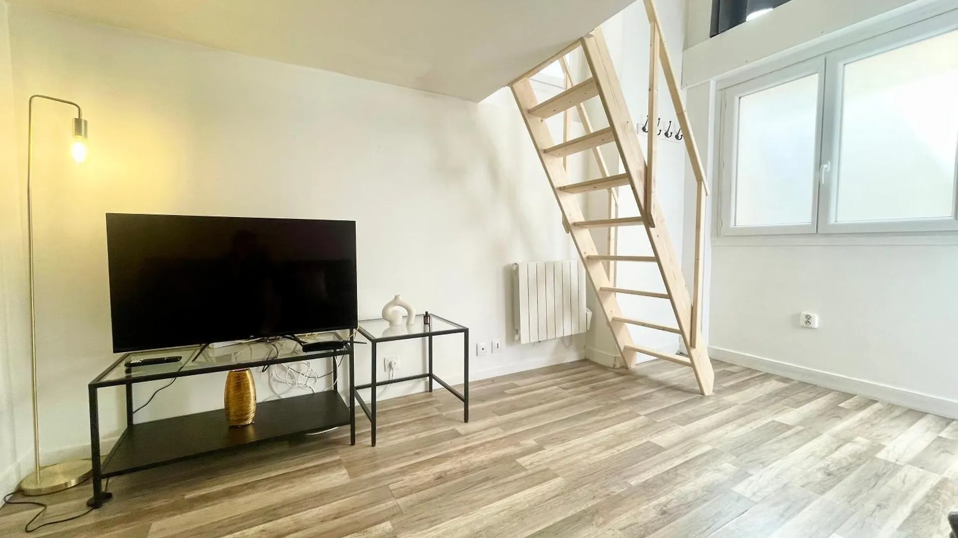 Homely & Charming Parisian Duplex - Near Marais Apartment