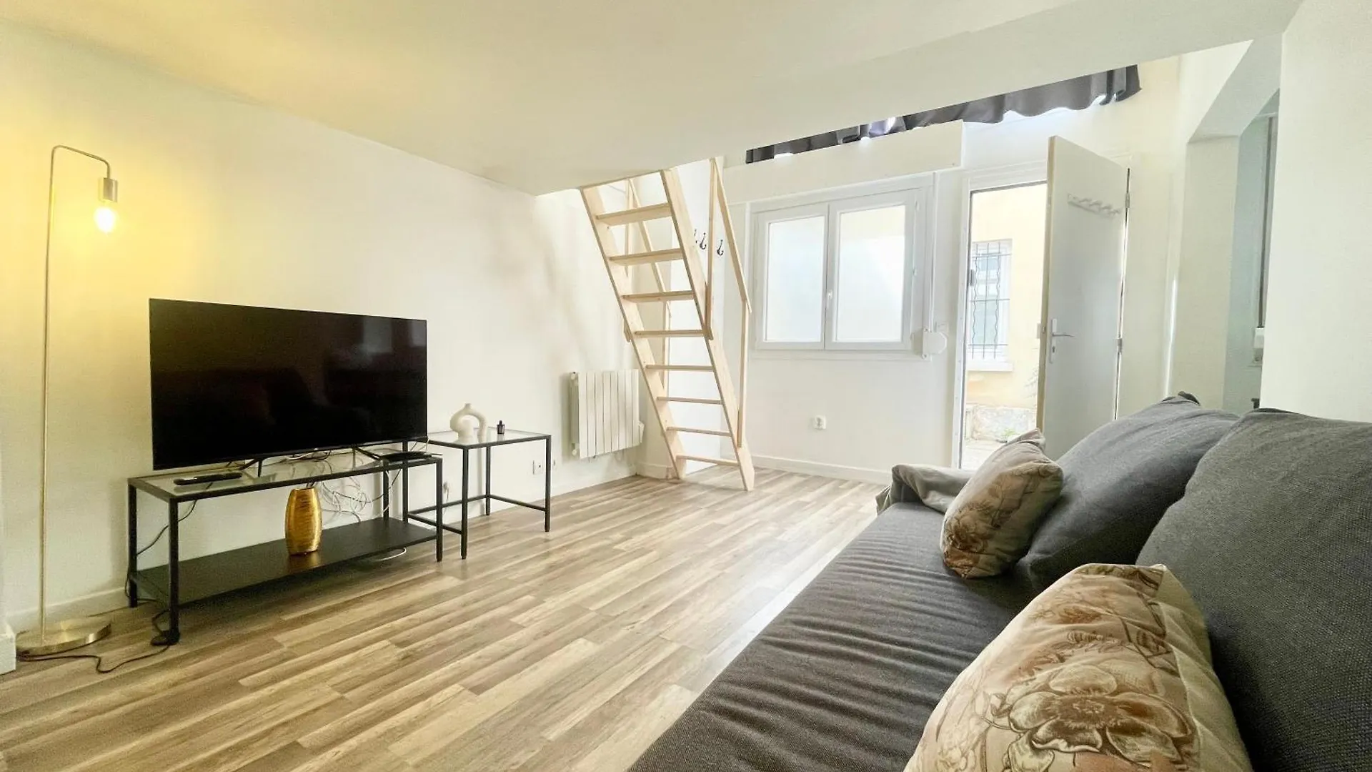 Homely & Charming Parisian Duplex - Near Marais