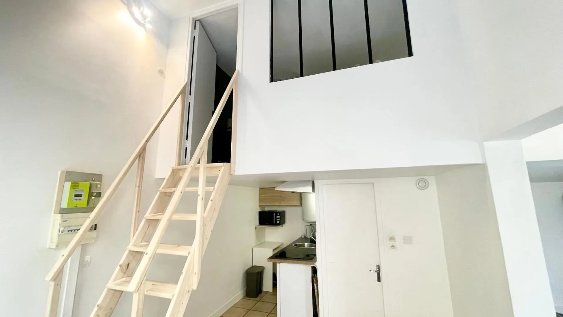 Homely & Charming Parisian Duplex - Near Marais 巴黎