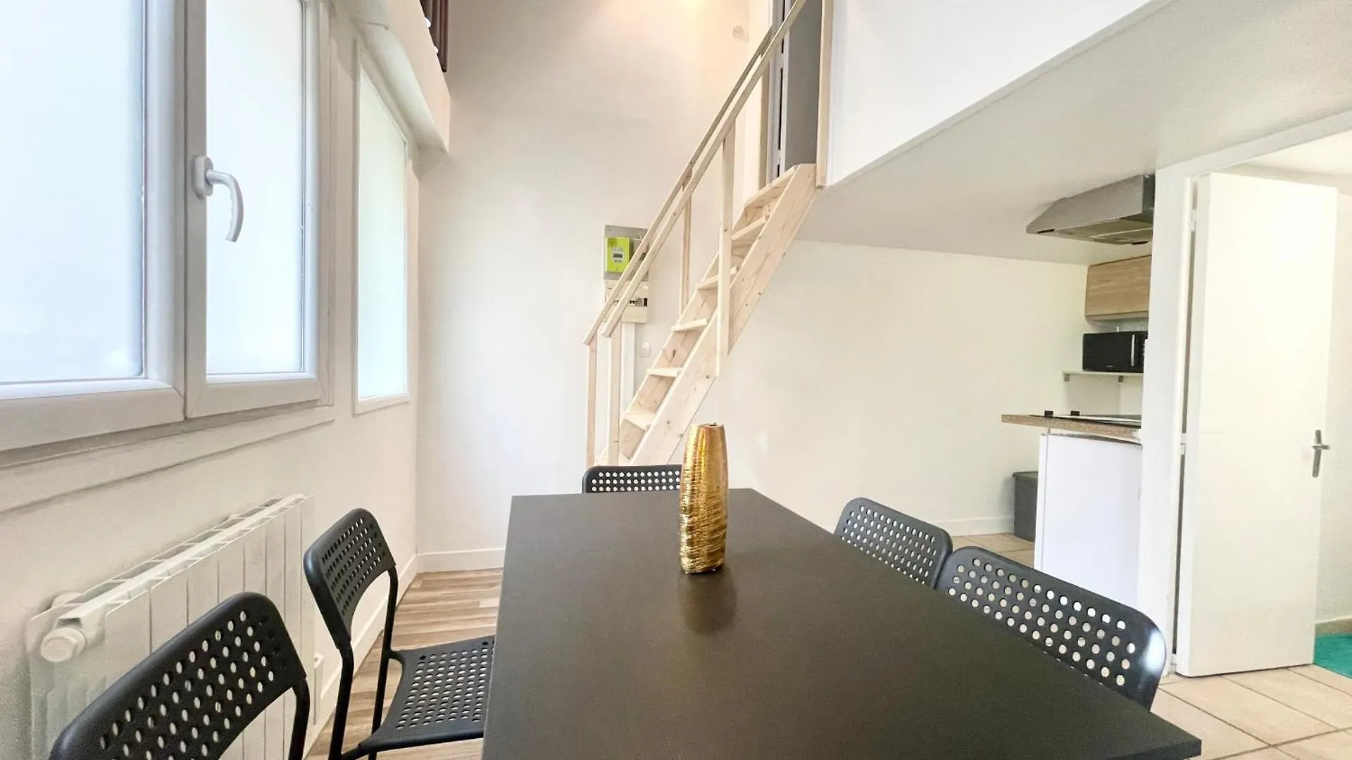 Homely & Charming Parisian Duplex - Near Marais 巴黎