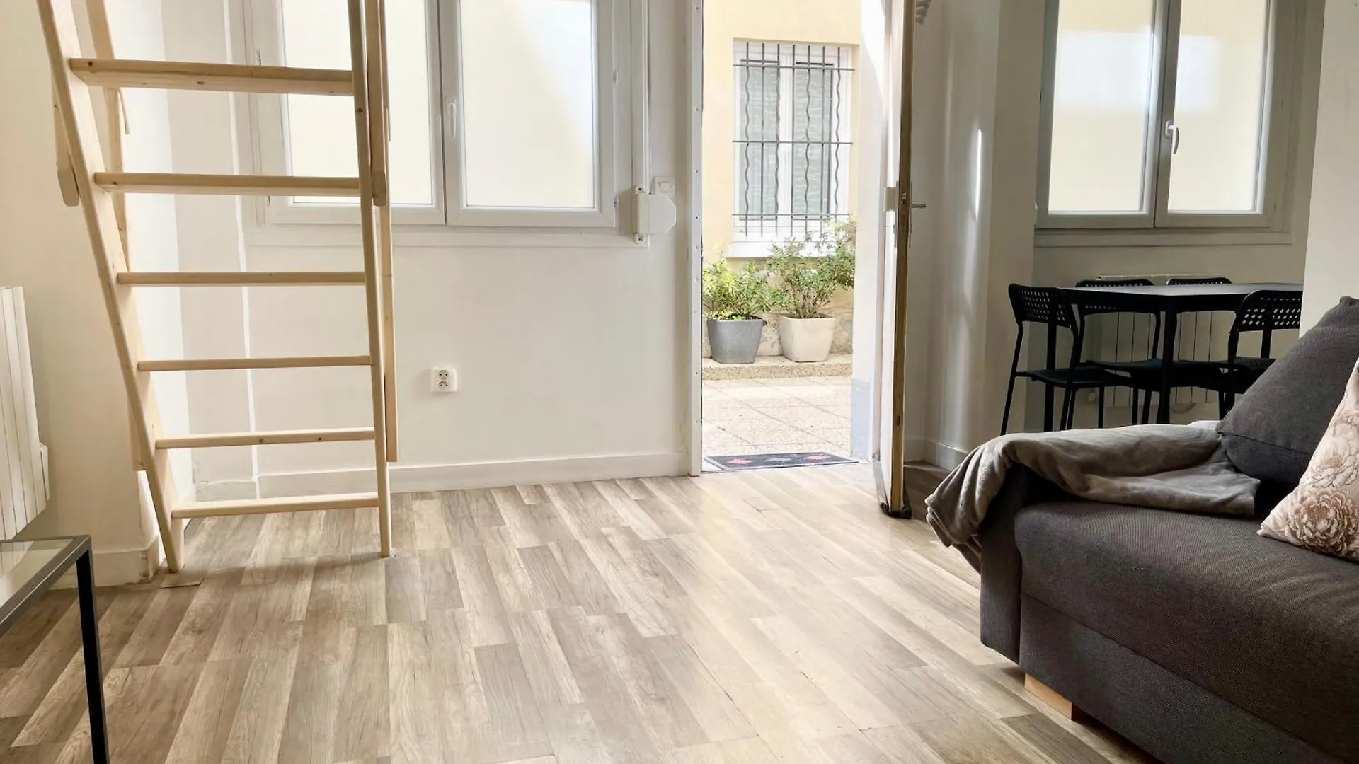 Homely & Charming Parisian Duplex - Near Marais